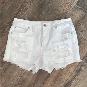 White denim American Eagle Shorts